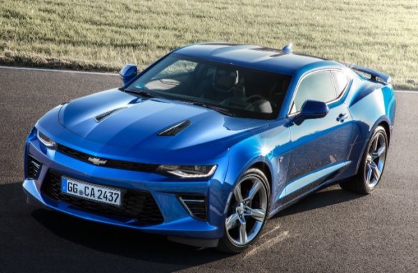 Мускулест спортен автомобил с несъмнено американски стил, Chevrolet Camaro се предлага и с ръчна скоростна кутия, ако желаете. Но тези, които искат класическия лост, трябва задължително да се "задоволят" с по-малко мощния 2.0 турбо четирицилиндров с 279 к.с.. Мощният 6.2 V8 е достъпен само с десетстепенен автоматик. 
